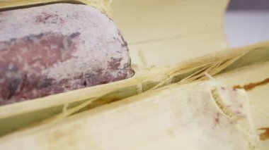 Bambu dikişlerinde kızartılmış hindistan cevizi sütü ve fasulyeli pilav. Kahverengi glutinous pilavı, ulusal bir yemek. Taylandlı ismi Khao Lam..