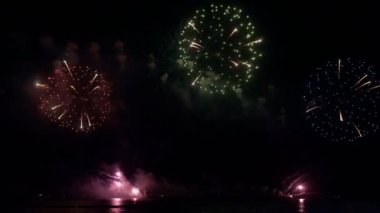 Gece gökyüzünde Bokeh ışıkları olan büyük, altın gibi havai fişekler. Parlak havai fişek gösterisi. Yeni yıl arifesi havai fişek kutlaması. Havai fişek Festivali.