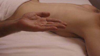 4 bin. Genç bir kadın spa salonunda masaj yapıyor..