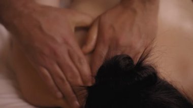 4 bin. Genç bir kadın spa salonunda masaj yapıyor..