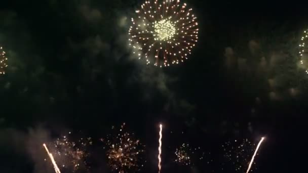 Grandes Fuegos Artificiales Brillantes Dorados Con Luces Bokeh Cielo Nocturno — Vídeos de Stock