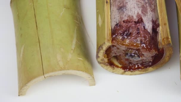 Nasi Kental Digoreng Dalam Jahitan Bambu Dengan Santan Dan Kacang — Stok Video