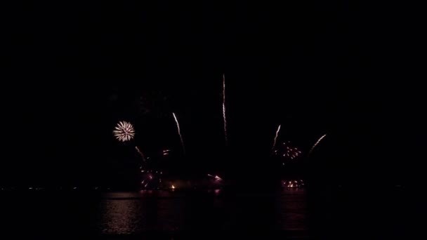 Grandes Fuegos Artificiales Brillantes Dorados Con Luces Bokeh Cielo Nocturno — Vídeo de stock