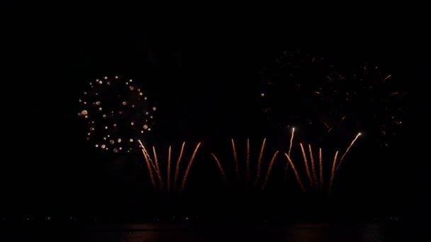 Grandi fuochi d'artificio luccicanti dorati con luci bokeh nel cielo notturno. Fuochi d'artificio incandescenti — Video Stock