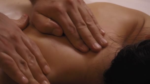 4K. Mujer joven haciendo masaje en un salón de spa. — Vídeos de Stock