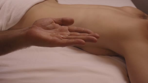 4K. Mladá žena dělá masáž v lázeňském salonu. — Stock video