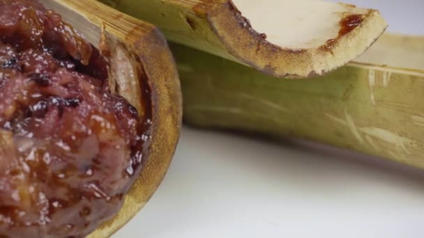 Ketan goreng dalam jahitan bambu dengan santan dan kacang-kacangan. — Stok Video