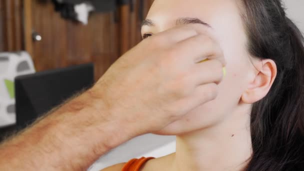 Umělec maluje dívku make-up před svátkem Halloween. — Stock video