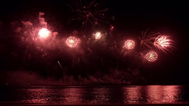 Gouden grote glanzende vuurwerk met bokeh lichten aan de nachtelijke hemel. gloeiend vuurwerk — Stockvideo