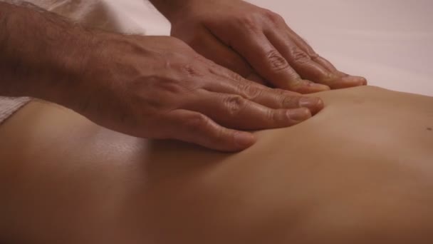 4K. Mujer joven haciendo masaje en un salón de spa. — Vídeo de stock