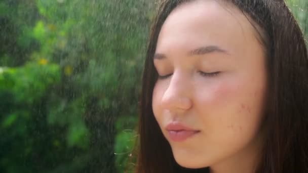Uma Jovem Alegra Com Chuva Verão Mulher Levanta Cabeça Sorri — Vídeo de Stock