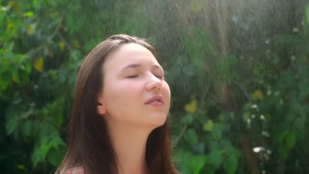 Mladá Žena Raduje Letního Deště Žena Zvedne Hlavu Usměje Zpomalený — Stock video