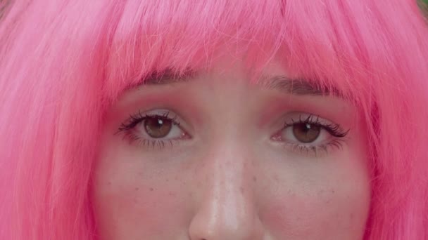 Close Van Een Vrouw Met Roze Haar Die Naar Camera — Stockvideo