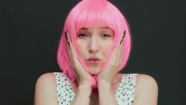 Женщина Розовыми Волосами Удивлена Выражением Лица Женские Эмоции Черном Фоне — стоковое видео