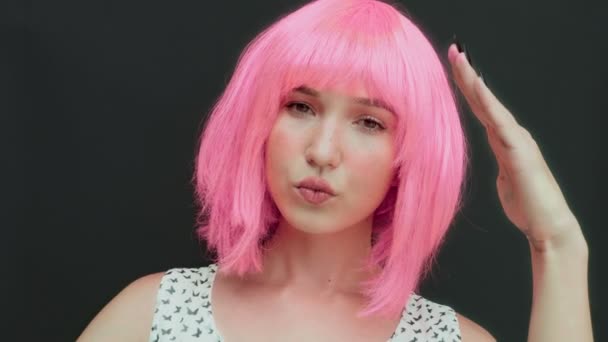 Rózsaszín Hajú Táncol Egy Babát Ábrázol Kiváló Minőségű Felvételek — Stock videók