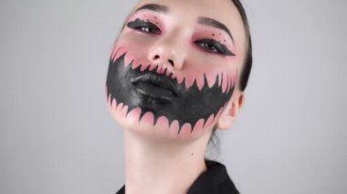 Cadılar Bayramı maskeli seksi kadın. Esmer kadın kameraya bakıyor. Yüksek kalite 4k görüntü