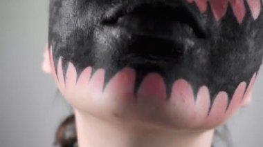 Cadılar Bayramı maskeli seksi kadın. Esmer kadın kameraya bakıyor. Yüksek kalite 4k görüntü