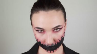 Cadılar Bayramı maskeli seksi kadın. Esmer kadın kameraya bakıyor.. 