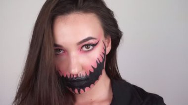 Cadılar Bayramı maskeli seksi kadın. Esmer kadın kameraya bakıyor. Yüksek kalite 4k görüntü