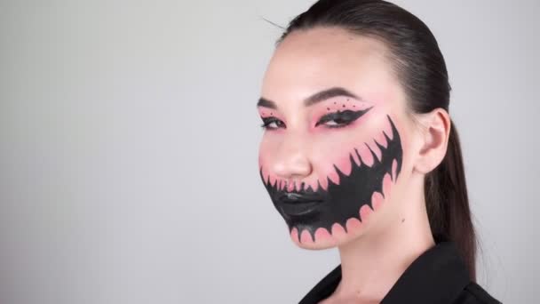 Kobieta Nowoczesnym Modnym Makijażu Halloween Kobieta Studio Szarym Tle Wysokiej — Wideo stockowe