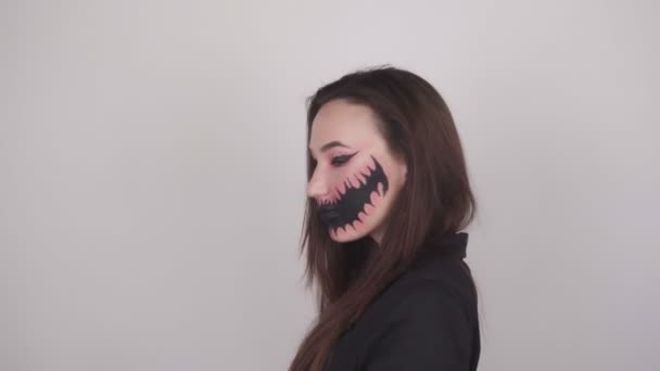 Wanita Cantik Dengan Riasan Seram Wajahnya Pada Halloween Menunjukkan Bentuk — Stok Video
