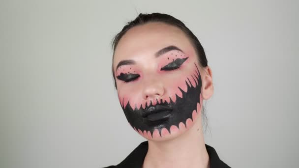 Mujer Con Moderno Maquillaje Halloween Moda Mujer Estudio Sobre Fondo — Vídeos de Stock