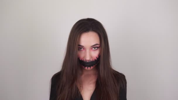 Hermosa Mujer Con Maquillaje Espeluznante Cara Para Halloween Caminando Hacia — Vídeos de Stock