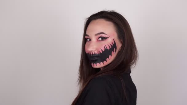 Hermosa Mujer Con Maquillaje Espeluznante Cara Para Halloween Enviando Beso — Vídeos de Stock