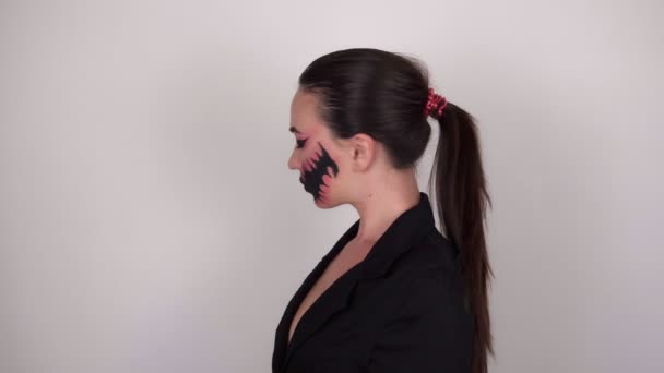 Hermosa Mujer Con Maquillaje Espeluznante Halloween Una Mujer Sobre Fondo — Vídeos de Stock