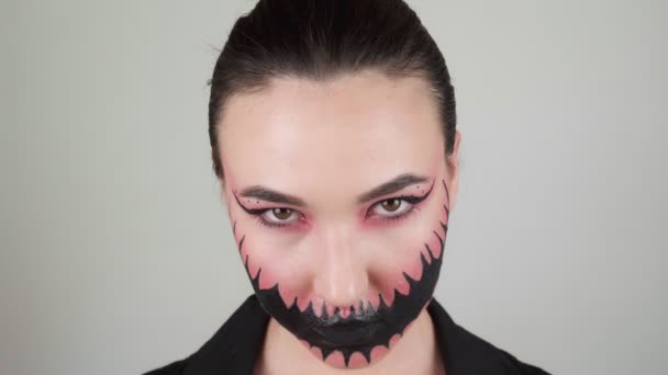 Mujer Sexy Con Máscara Halloween Mujer Morena Mirando Cámara — Vídeos de Stock