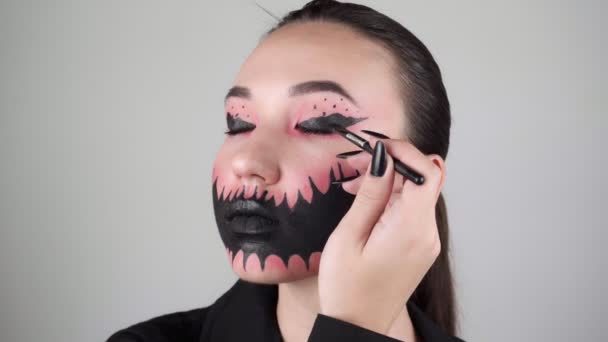 Kvinde Laver Kropskunst Studiet Hvid Baggrund Kvinde Ansøger Makeup Til – Stock-video