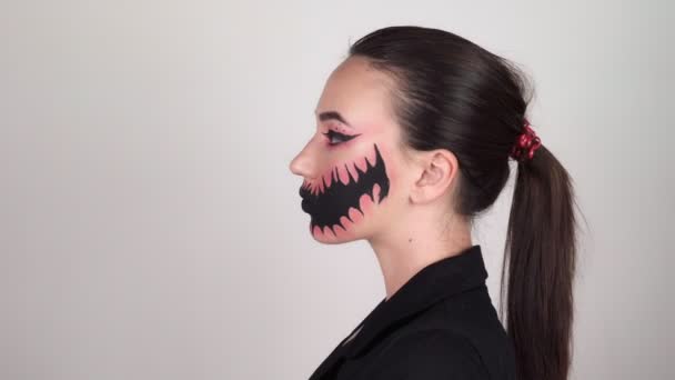 Piękna Kobieta Upiornym Makijażem Halloween Kobieta Szarym Tle Powoli Odwraca — Wideo stockowe