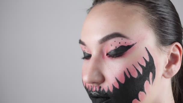 Kobieta Nowoczesnym Modnym Makijażem Halloween Kobieta Studio Szarym Tle Patrzy — Wideo stockowe