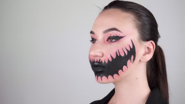 Mulher Com Maquiagem Moderna Moda Halloween Mulher Estúdio Fundo Cinza — Vídeo de Stock