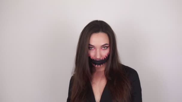 Vacker Kvinna Med Läskig Make Ansiktet För Halloween Promenader Mot — Stockvideo