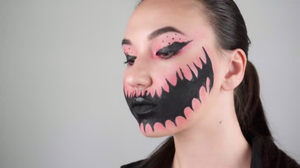 Mujer Con Moderno Maquillaje Halloween Moda Mujer Estudio Sobre Fondo — Vídeos de Stock