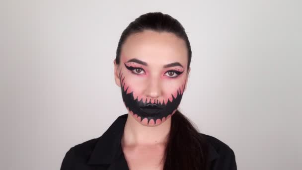 Kvinna Med Modern Trendig Halloween Makeup Kvinna Studion Grå Bakgrund — Stockvideo