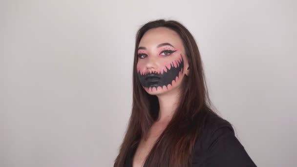 Сексуальная женщина в маске на Хэллоуин. Брюнетка смотрит в камеру — стоковое видео