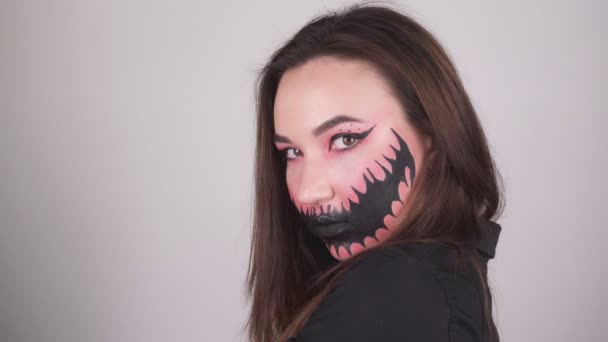 Сексуальная женщина в маске на Хэллоуин. Брюнетка смотрит в камеру. — стоковое видео