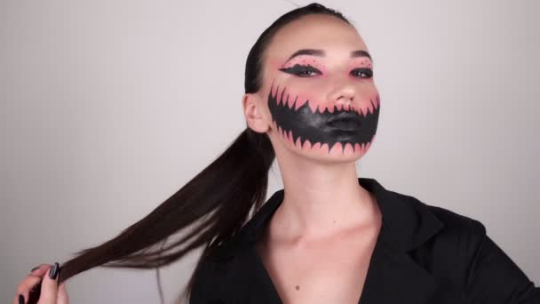 Красивая женщина с жутким макияжем на Хэллоуин. — стоковое видео
