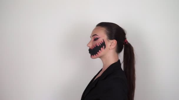 Hermosa mujer con maquillaje espeluznante en su cara para Halloween. — Vídeos de Stock