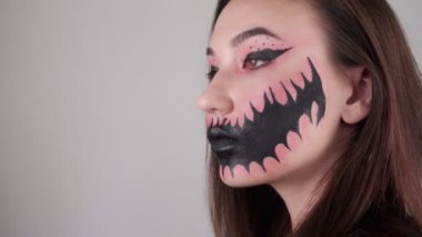 Cadılar Bayramı maskeli seksi kadın. Esmer kadın kameraya bakıyor.