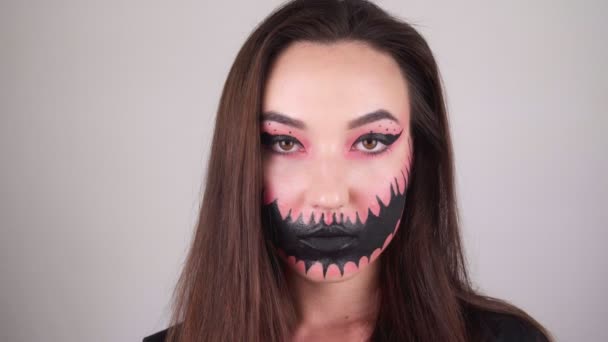 Sexy vrouw met Halloween masker. Brunette vrouw kijkt naar de camera. — Stockvideo