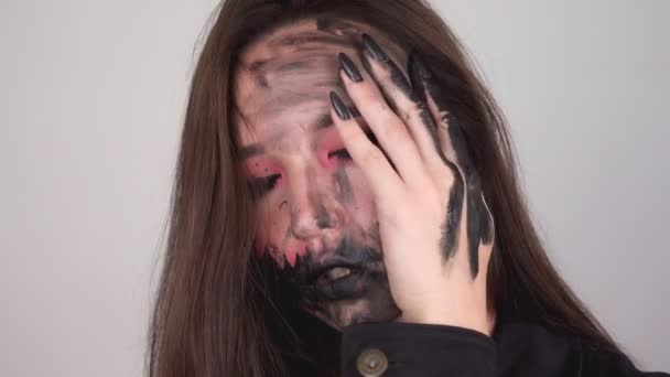 Sexy kobieta wymazy farba na jej twarz kobieta zmywanie makijaż dla halloween — Wideo stockowe