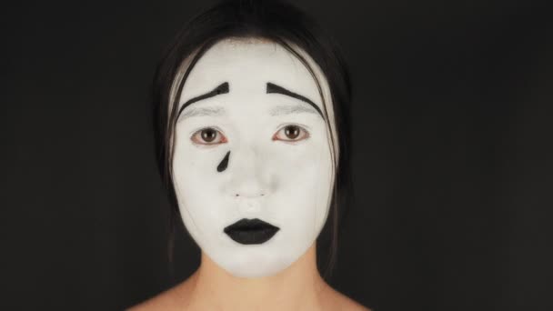 Portret Mima Malarki Bieli Czarnymi Ustami Mime Kobieta Czarnym Tle — Wideo stockowe