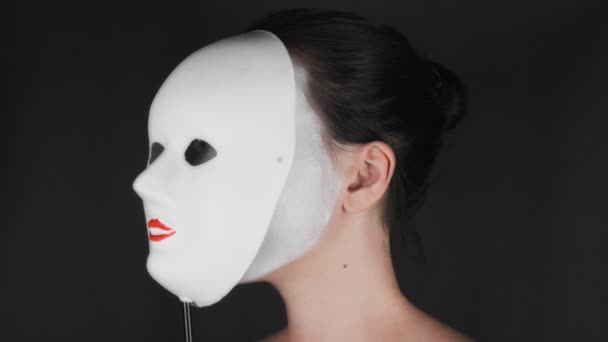 Potret Seorang Wanita Mime Dan Bodypainting Putih Dengan Bibir Hitam — Stok Video