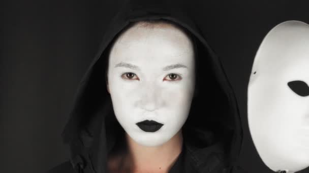 Portrait Une Femme Mime Bodypainting Blanc Avec Des Lèvres Noires — Video