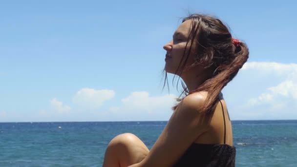 Une Jeune Femme Assoit Sur Rocher Profite Soleil Mer Par — Video