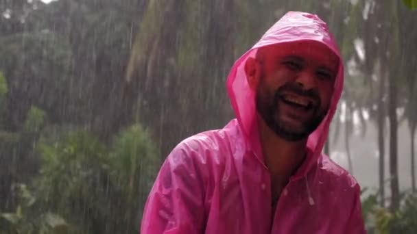 Dorosły Mężczyzna Różowym Płaszczu Lubi Tropikalny Deszcz Zwolnij Trochę Wysokiej — Wideo stockowe