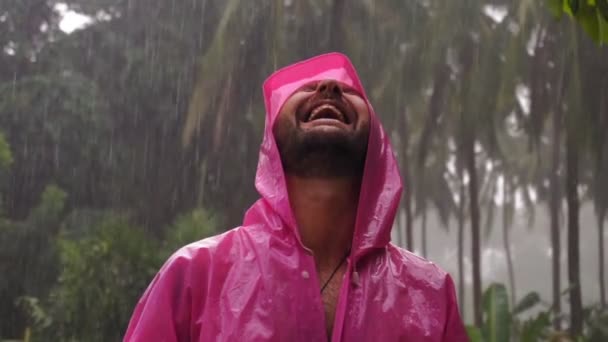 Homme Adulte Imperméable Rose Profite Pluie Tropicale Ralenti Des Images — Video